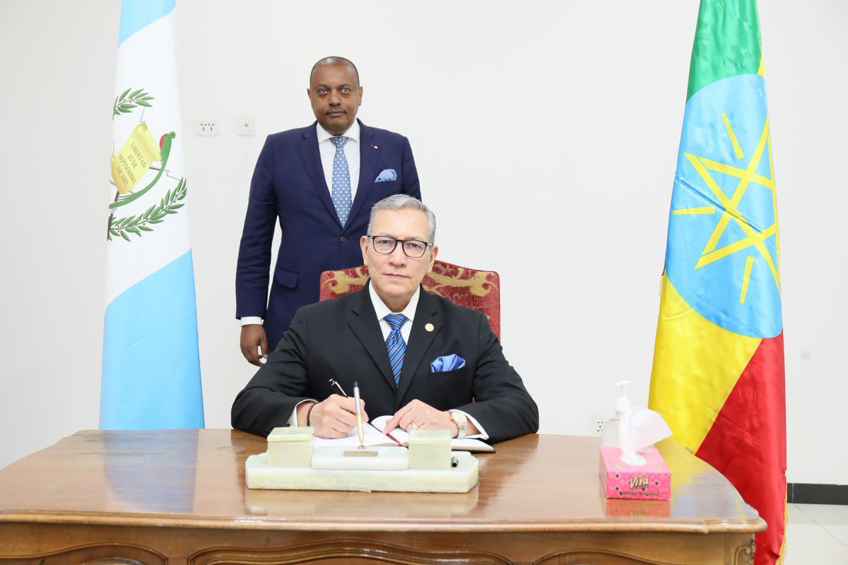 HE Ambassador Erick Escobedo of Guatemala presenting his credentials to Her Excellency President Sahle-Work Zewde of Ethiopia <a href="/SahleWorkZewde/">Sahle-Work Zewde</a> @mfaethiopia <a href="/DemekeHasen/">Demeke Mekonnen Hassen🇪🇹</a>