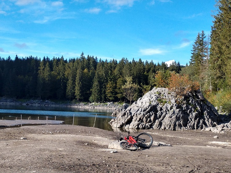 SonoitaliaInfo's tweet photo. Malerisch liegen die bezaubernden #Laghi di #Fusine in einer Mulde in den Julischen #Alpen. Die Seen sind einer der schönsten Orte der Region #Friaul-Julisch Venetien. Erreicht haben wir sie von #Tarvis mit dem MTB. 👉https://t.co/5dr0ypBhtk @FVGlive @IlTarvisiano @CiaoNico https://t.co/6PeFTrA5XX