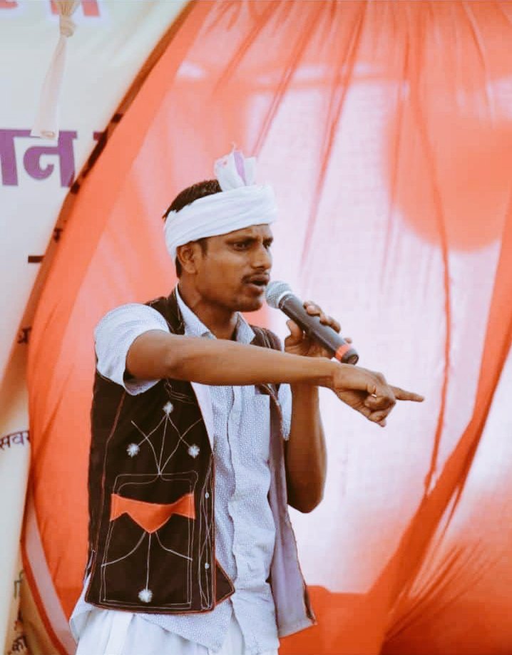 जमाना बड़े शौक से सुन रहा था आपको, और आप ही सो गए दास्तां कहते कहते हैं😖😞...
#अंतिम_जोहार दादा💐💐..

#भीलजगदीशपांडोर 
#जगदीश_भाई_पांडोर
🙏🏽🥹