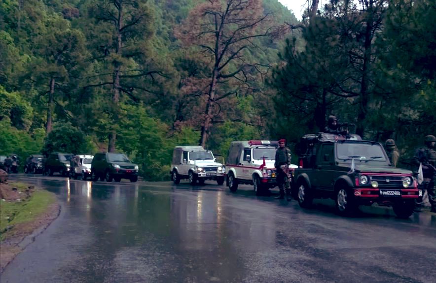 JAMMULINKS's tweet photo. Senior army officers reached the spot where an Indian Army truck was attacked by terrorists https://t.co/qjZwRwVKnT