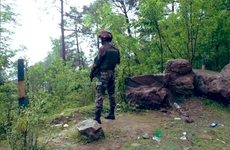 JAMMULINKS's tweet photo. Senior army officers reached the spot where an Indian Army truck was attacked by terrorists https://t.co/qjZwRwVKnT