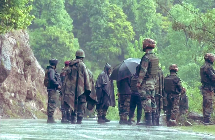 JAMMULINKS's tweet photo. Senior army officers reached the spot where an Indian Army truck was attacked by terrorists https://t.co/qjZwRwVKnT