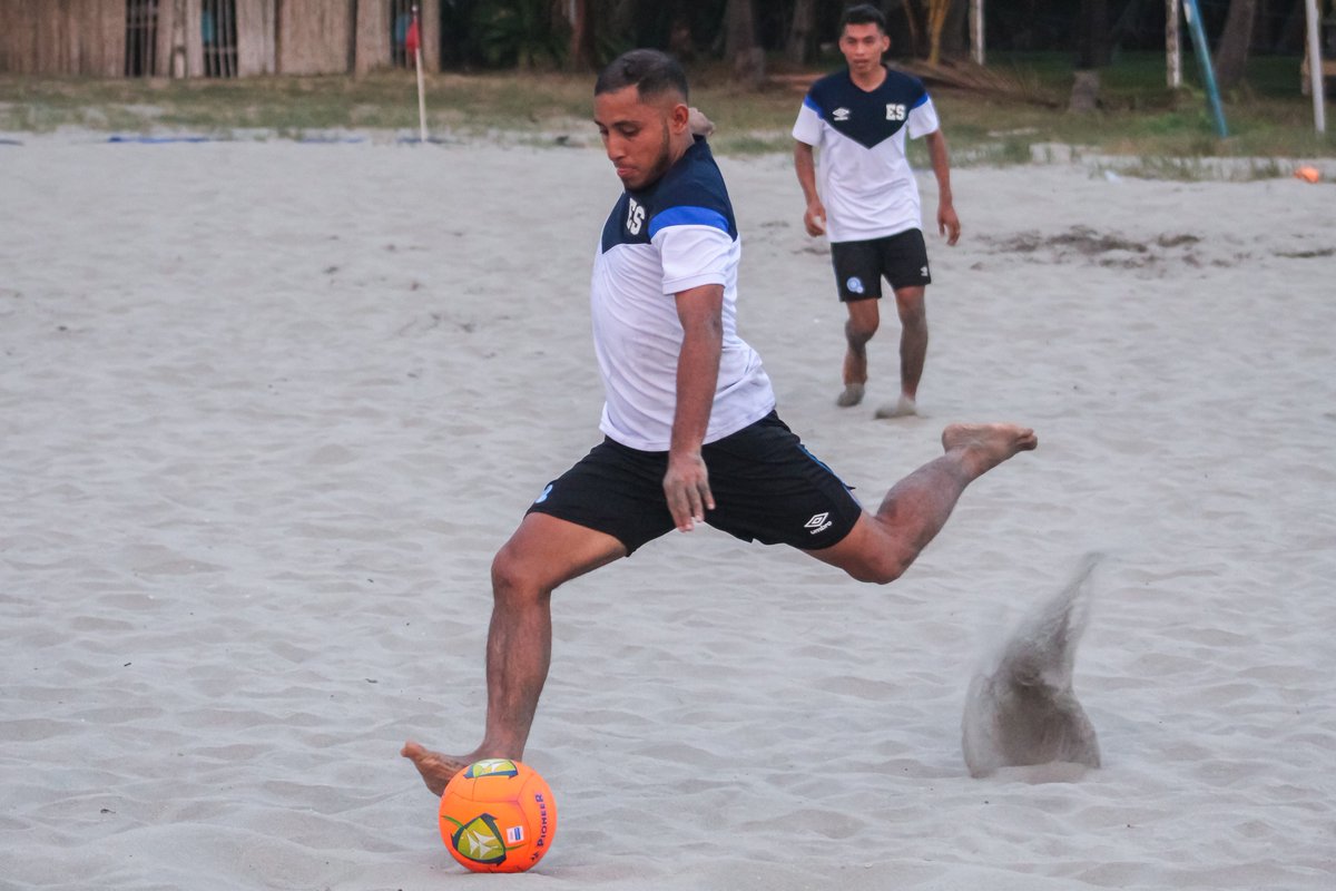 LaSelecta_SLV's tweet photo. 🇸🇻📸| Imágenes del último entreno de #LaSelectaPlayera 👊
⚽️🌴
#ElSalvador https://t.co/Pkk8ckBASm