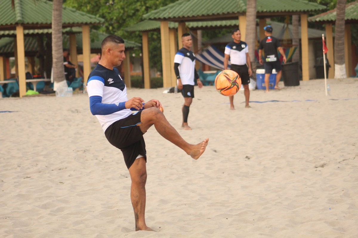 LaSelecta_SLV's tweet photo. 🇸🇻📸| Imágenes del último entreno de #LaSelectaPlayera 👊
⚽️🌴
#ElSalvador https://t.co/Pkk8ckBASm
