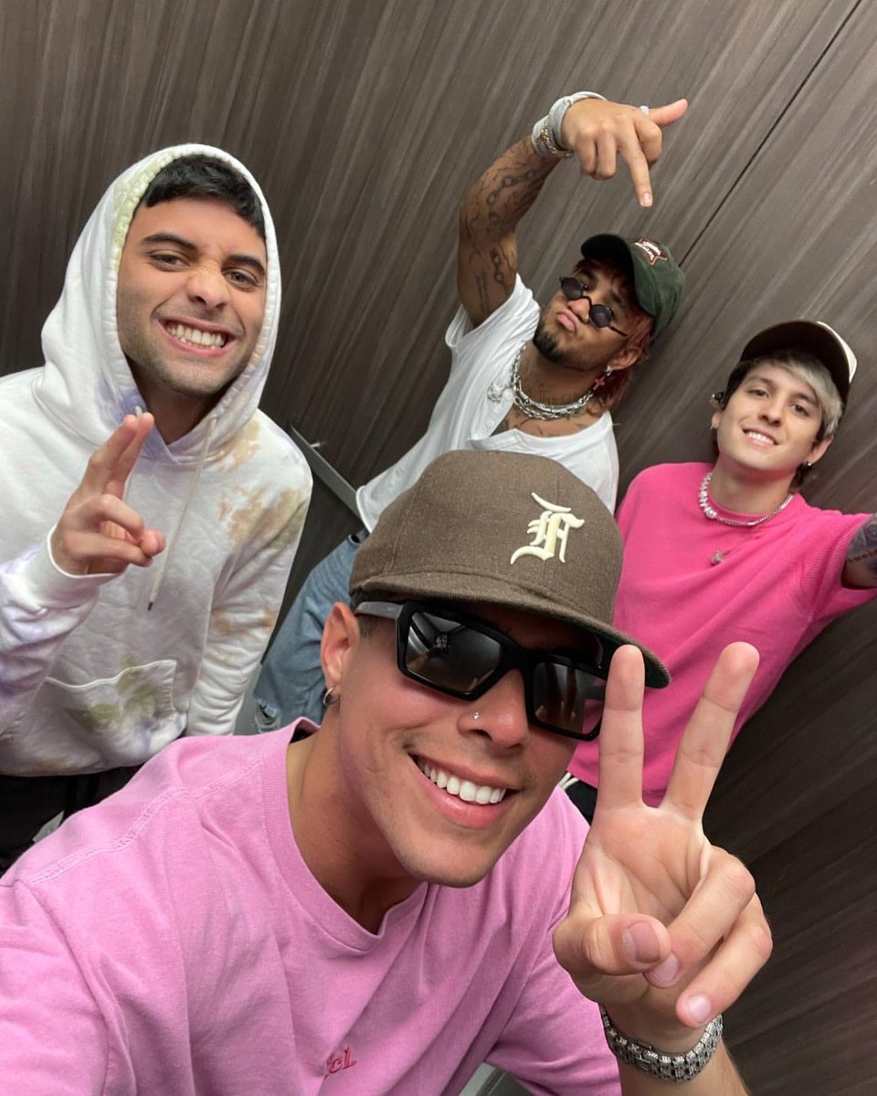 cncoxcyp_'s tweet photo. los amores de mi vida<3
#CNCO #GrupoMusical #SECAwards https://t.co/EUZlCi5rXT