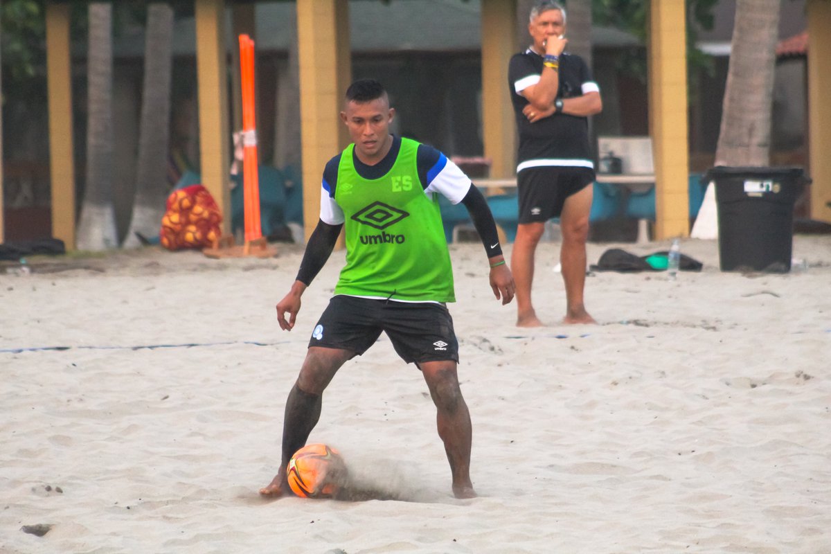 LaSelecta_SLV's tweet photo. 🇸🇻📸| Imágenes del último entreno de #LaSelectaPlayera 👊
⚽️🌴
#ElSalvador https://t.co/Pkk8ckBASm