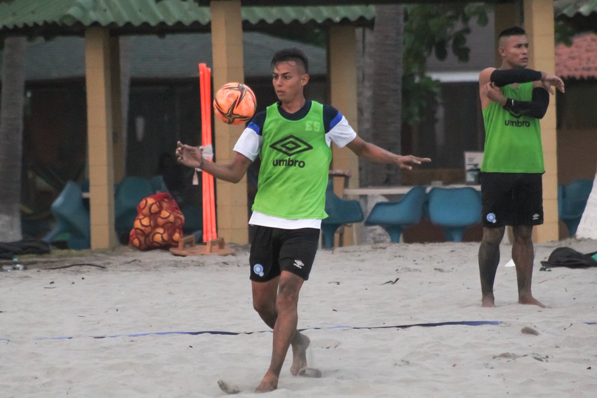 LaSelecta_SLV's tweet photo. 🇸🇻📸| Imágenes del último entreno de #LaSelectaPlayera 👊
⚽️🌴
#ElSalvador https://t.co/Pkk8ckBASm