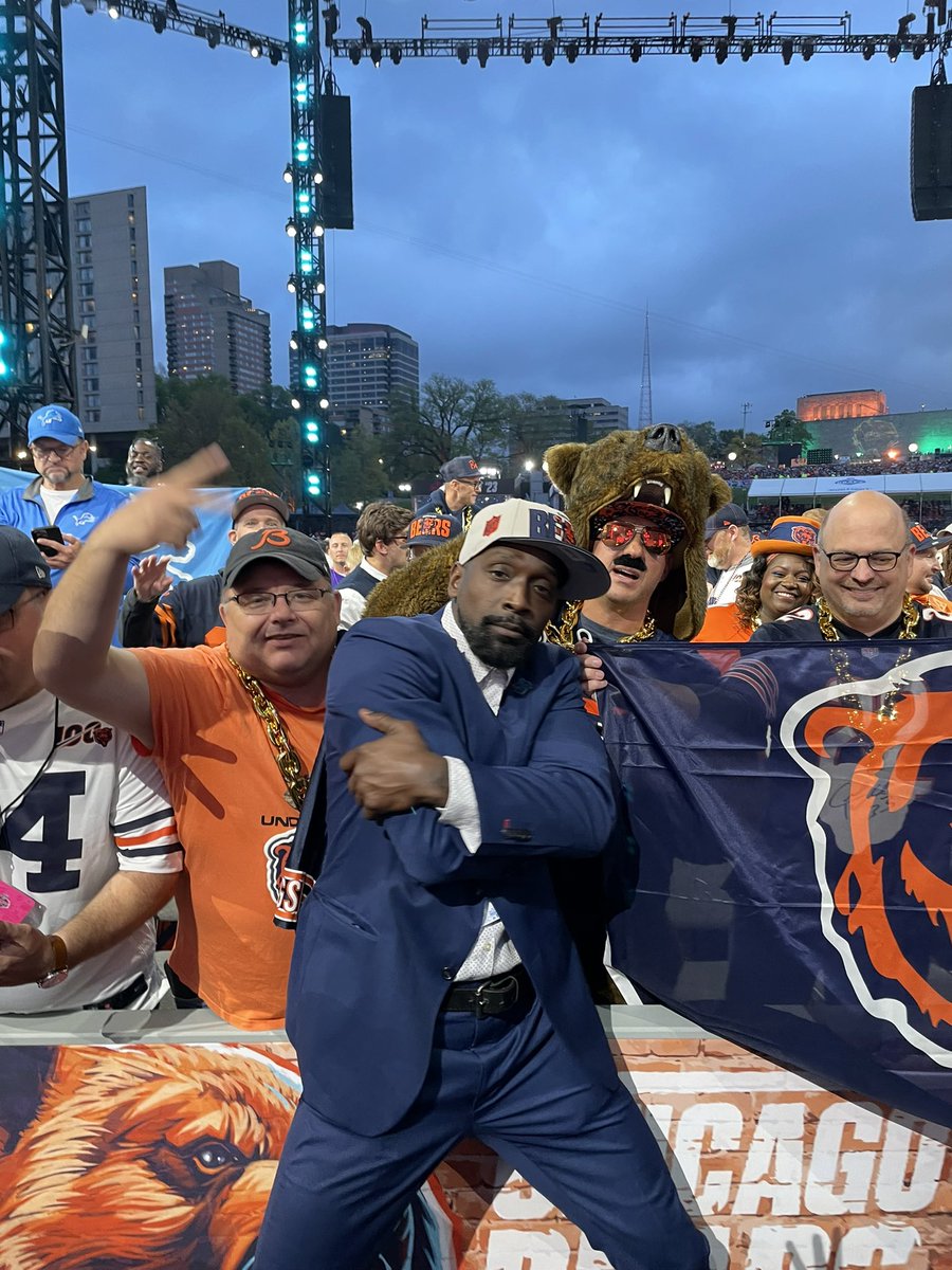 BearsSTH's tweet photo. Special guest in the Inner Circle @peanuttillman! #BearsSTH #DaBears #NFLDraft https://t.co/ztZd1FLVv1