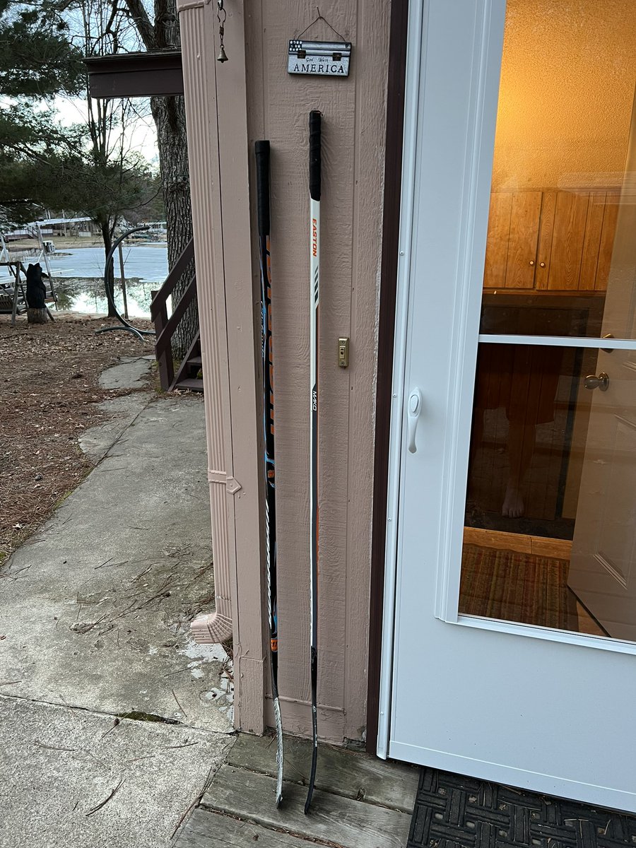 ckillmer17's tweet photo. Sticks out 🙏🏻 #SticksOutForBrayden #OttersHockey https://t.co/iW8PeVy4is