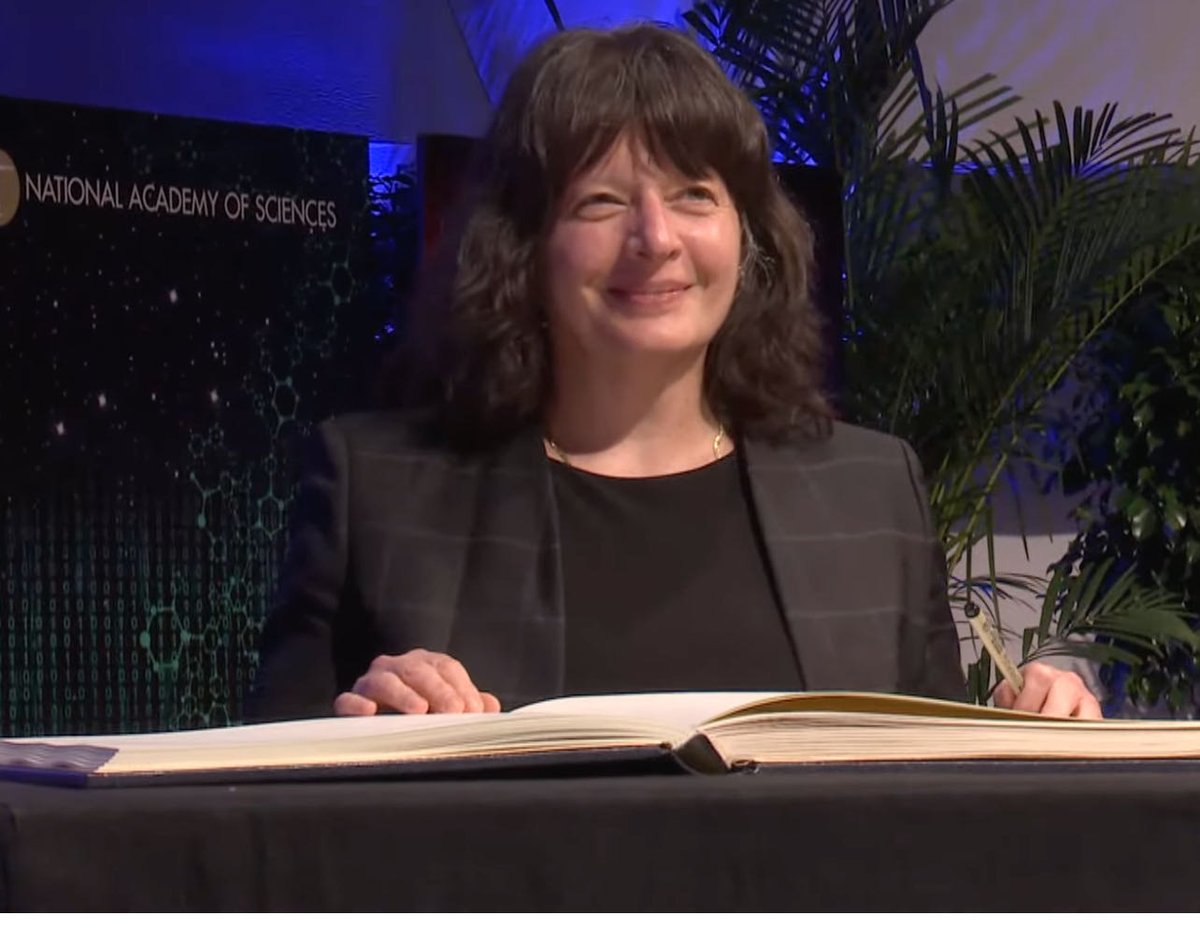 A realtime picture from the National Academy of Sciences Induction Ceremony this evening. It is a milestone night for both Nelly and our lab. We will dedicate all we have to continue fighting against breast cancer.