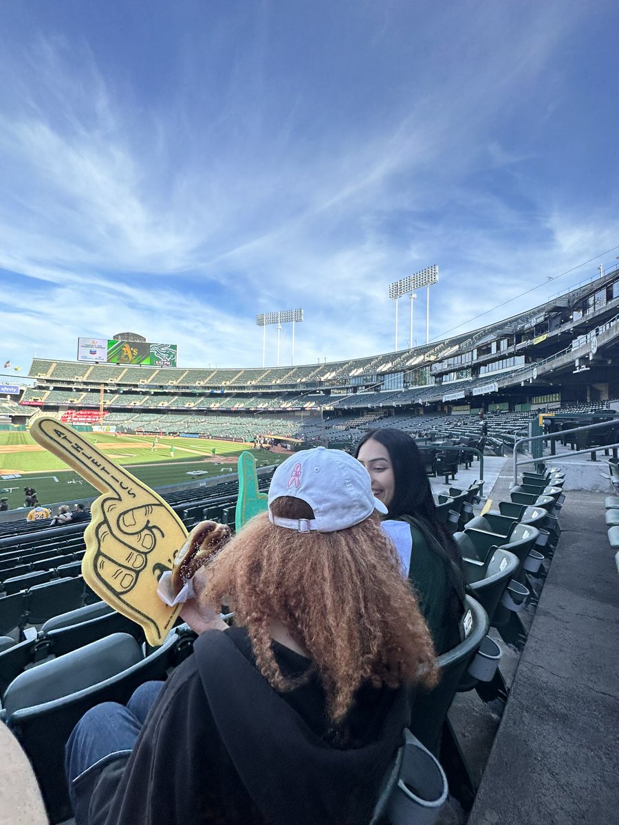 ATLANTlCZ's tweet photo. first baseball game !!!!! #atthecoliseum ⚾️🏟️💚💛🐘 <3 https://t.co/Jxl5hTrz1J