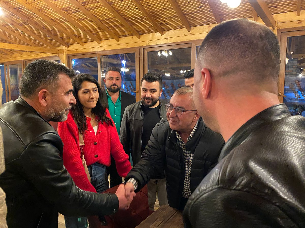 ercis_halk's tweet photo. Bugün Erciş’te milletvekili adayımız sn. Seracettin Bedirhanoğlu ve gençlik kolları ile kafeleri gezdik. Gençleri dinledik. Genç fikirlere kulak verdik. Onlara da #sanasöz dedik. @bedirhanogluvan @avzeynepcan @CHPVAN_ @hakanilvan @mvercancicek65 @Feridun_unall @kilicdarogluk https://t.co/2qX6k015B9