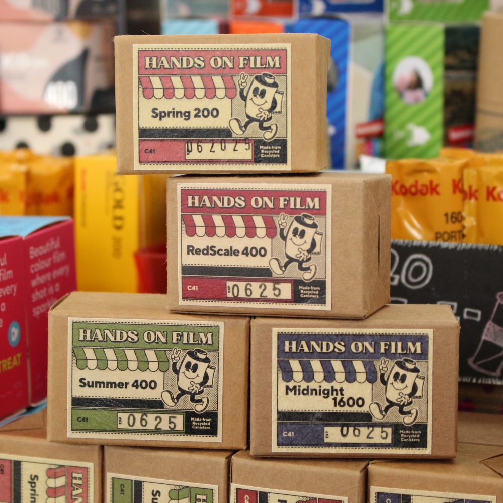 champcamera's tweet image. HANDS ON FILM♪ by #みすずが丘 店
名前の通り手作り感満載のかわいいパッケージなHANDS ON FILM☆
シンガポールの写真屋が手掛けたそうです！
#Spring200  #Summer400  #Midnight1600  #RedScale400 揃って発売中です(ﾟ∀ﾟ)/
#HANDSONFILM #カラーネガ #フィルム写真
champcamera.co.jp/topics/?id=ms_…