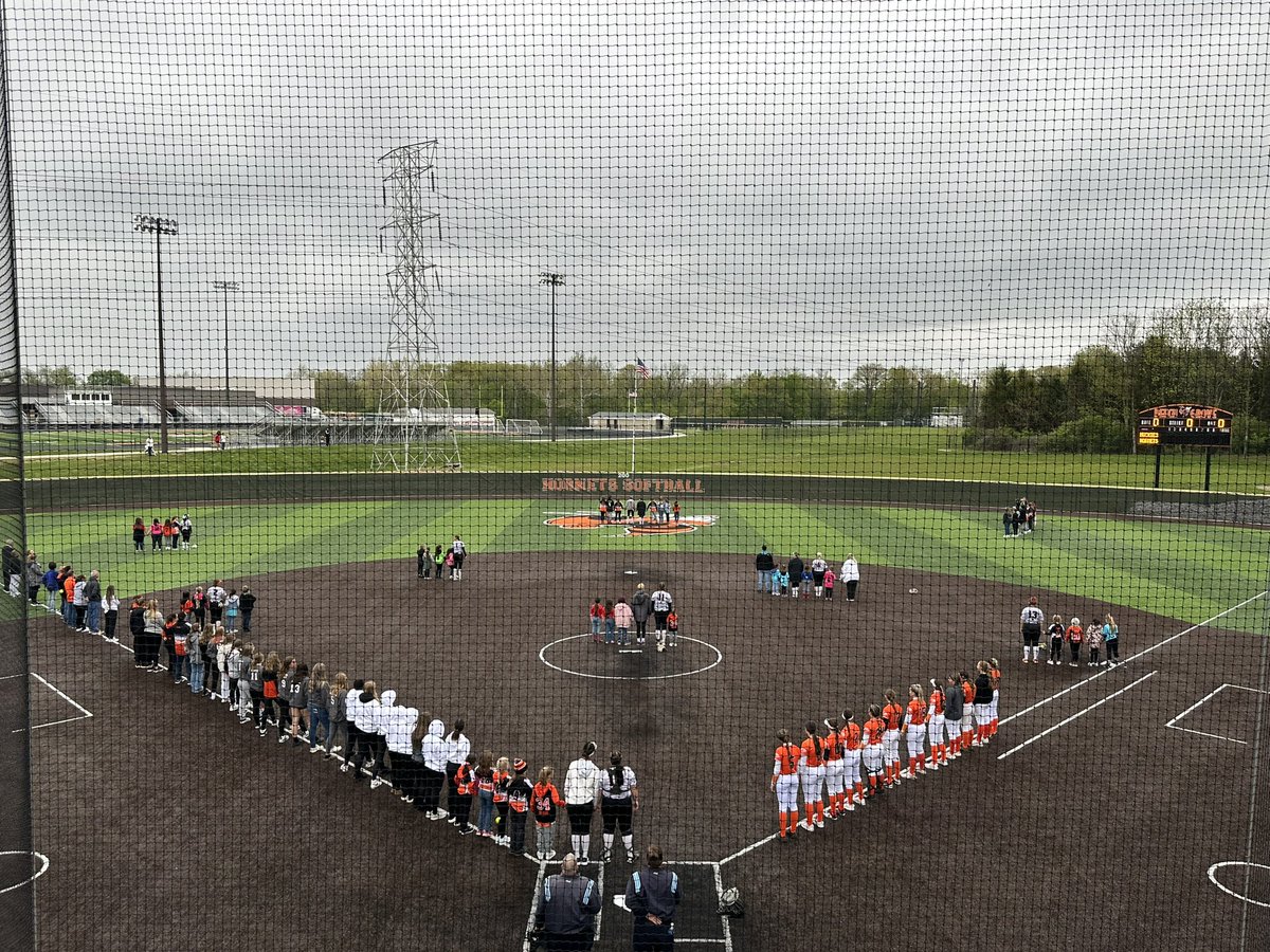 TheHiveBGHS's tweet photo. Youth Softball Night was an AMAZING turnout &amp; GREAT win for the Lady Hornets!!! Walk off single by Lilli Jansen for the victory in the bottom of the 8th!!! The Lady Hornets improve to 15-2! 🥎 🍕 🐝 @bghs_softball @bgms_softball @BGGSA #HornetProud https://t.co/2VneSUld4d