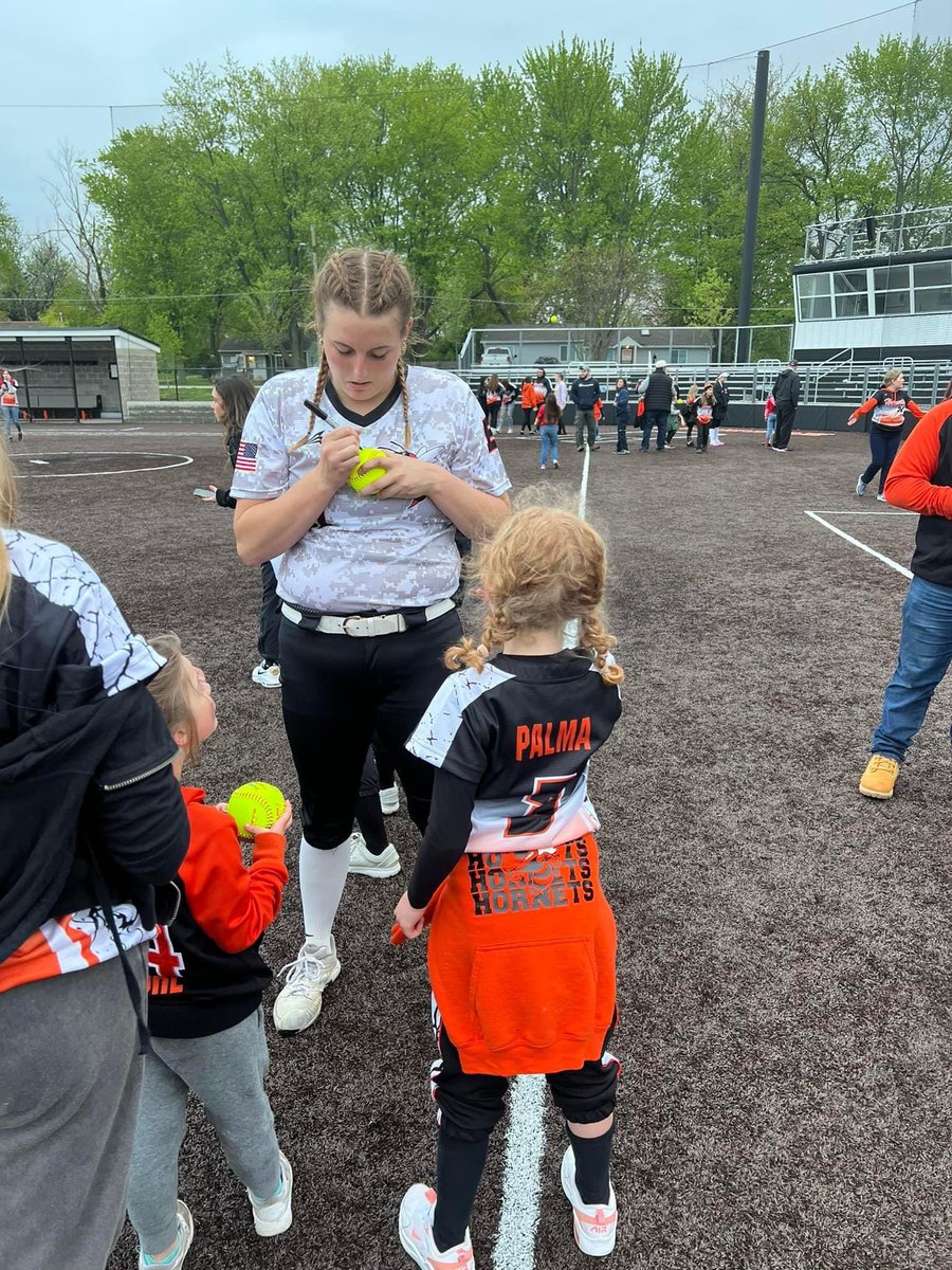 TheHiveBGHS's tweet photo. Youth Softball Night was an AMAZING turnout &amp; GREAT win for the Lady Hornets!!! Walk off single by Lilli Jansen for the victory in the bottom of the 8th!!! The Lady Hornets improve to 15-2! 🥎 🍕 🐝 @bghs_softball @bgms_softball @BGGSA #HornetProud https://t.co/2VneSUld4d