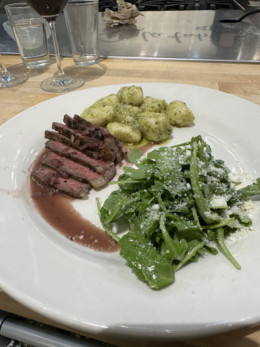 nikeshjs's tweet photo. Date Night π¨π½βπ³ #ChefCurrywiththePot https://t.co/vRorgJjjQg