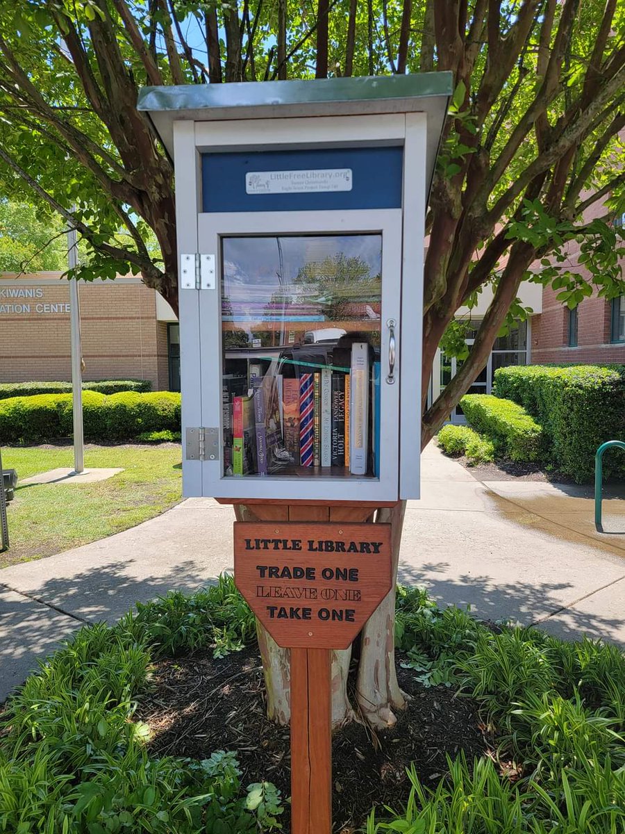 BeebsJoy's tweet image. I hit up another #freelittlelibrary today and filled it full of books donated to our book drive!  That&apos;s the 8th one.