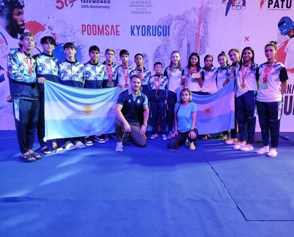 CATaekwondo's tweet photo. #OpenDominicanaG1 

¡Felicitaciones a nuestros atletas  por sus logros en el Open G1 de República Dominicana! 
•
Antonella Matei y Julieta Bercetche brillaron al llevarse la medalla de plata en sus respectivas categorías🥈
•
Además, nuestro equipo se … https://t.co/VtUY8ZBZJu https://t.co/Cm0sWJN21a