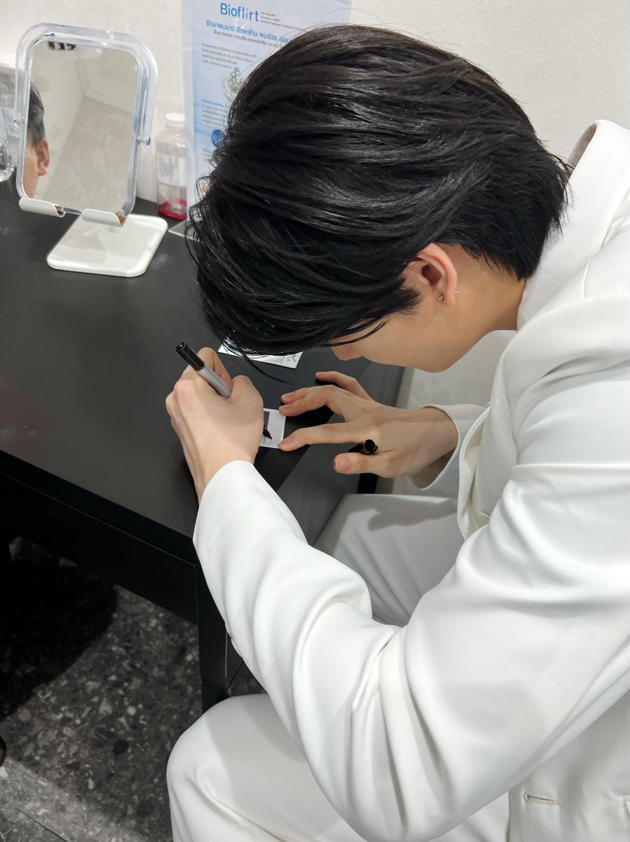 AmmodelAu's tweet photo. 🙇‍♀️👭👬👫 💙 ขอบคุณน้องๆนะคะ  @SLCClinic_ 

#slcclinic
#YorchEntertainment
#SevenYORCH
#yorch_yongsin
#ammodel https://t.co/pp4ZzSmIbr