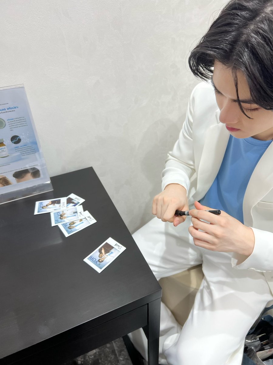 AmmodelAu's tweet photo. 🙇‍♀️👭👬👫 💙 ขอบคุณน้องๆนะคะ  @SLCClinic_ 

#slcclinic
#YorchEntertainment
#SevenYORCH
#yorch_yongsin
#ammodel https://t.co/pp4ZzSmIbr