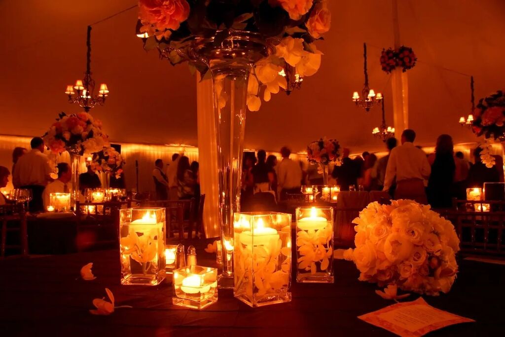 GraciousEvents's tweet photo. This was just the right mood! ⁠
#weddingreception #romanticwedding #weddingtent⁠
⁠
photography | #AlexandraMauck⁠
floral design | @sayleslivingstondesign⁠
venue | New York Yacht Club-Harbour Court ⁠
⁠ https://t.co/dmSFczt7PM https://t.co/IHnIMb5TEQ