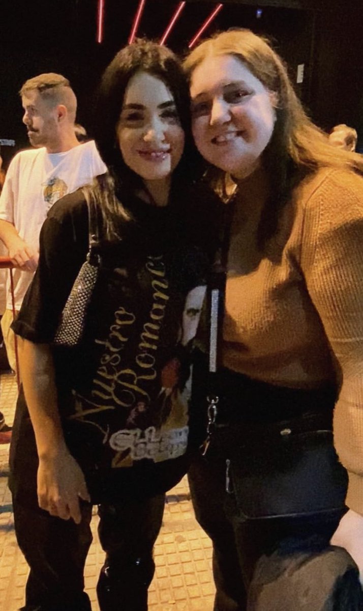 lalinoticias1's tweet photo. πΈ|| #LaliConFans a la salida de NICETO anocheπ€
#lali #laliesposito @lalioficial https://t.co/yMjmwbSbjq