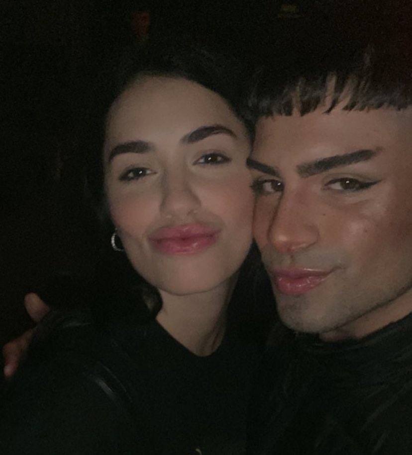 lalinoticias1's tweet photo. πΈ|| #LaliConFans a la salida de NICETO anocheπ€
#lali #laliesposito @lalioficial https://t.co/yMjmwbSbjq