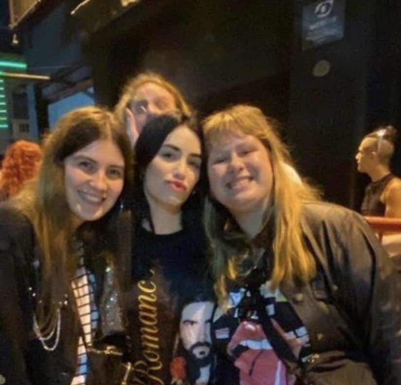 lalinoticias1's tweet photo. πΈ|| #LaliConFans a la salida de NICETO anocheπ€
#lali #laliesposito @lalioficial https://t.co/yMjmwbSbjq