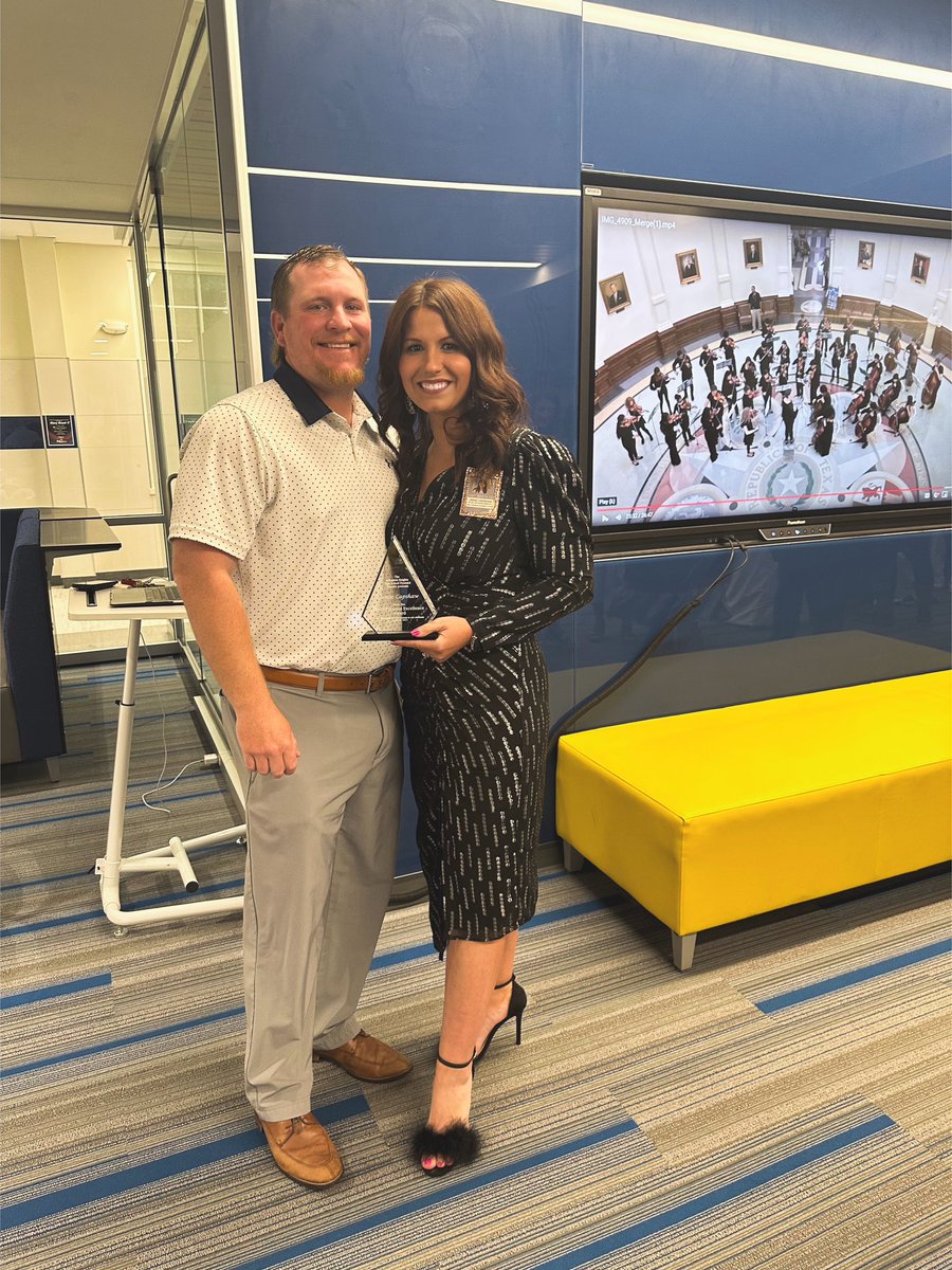 JanaeCapshaw's tweet photo. Tonight I received the professional staff member of the year award for @LAComoFWISD! Thank you to my Lion family for choosing me and allowing me to support you and our students daily! I am so honored and inspired by all of you! 💚#LANlevelup @pdilley5 @LANSchools @rogers_buchana https://t.co/0vLPPaUBBb