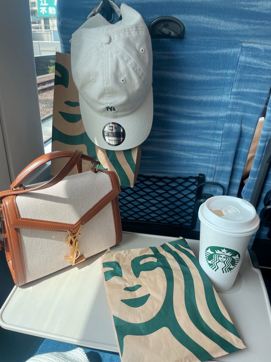 stb_2764's tweet photo. 朝からスタバ買って
弾丸日帰り旅行スタート🐻💫 https://t.co/mdVUE4VsT7