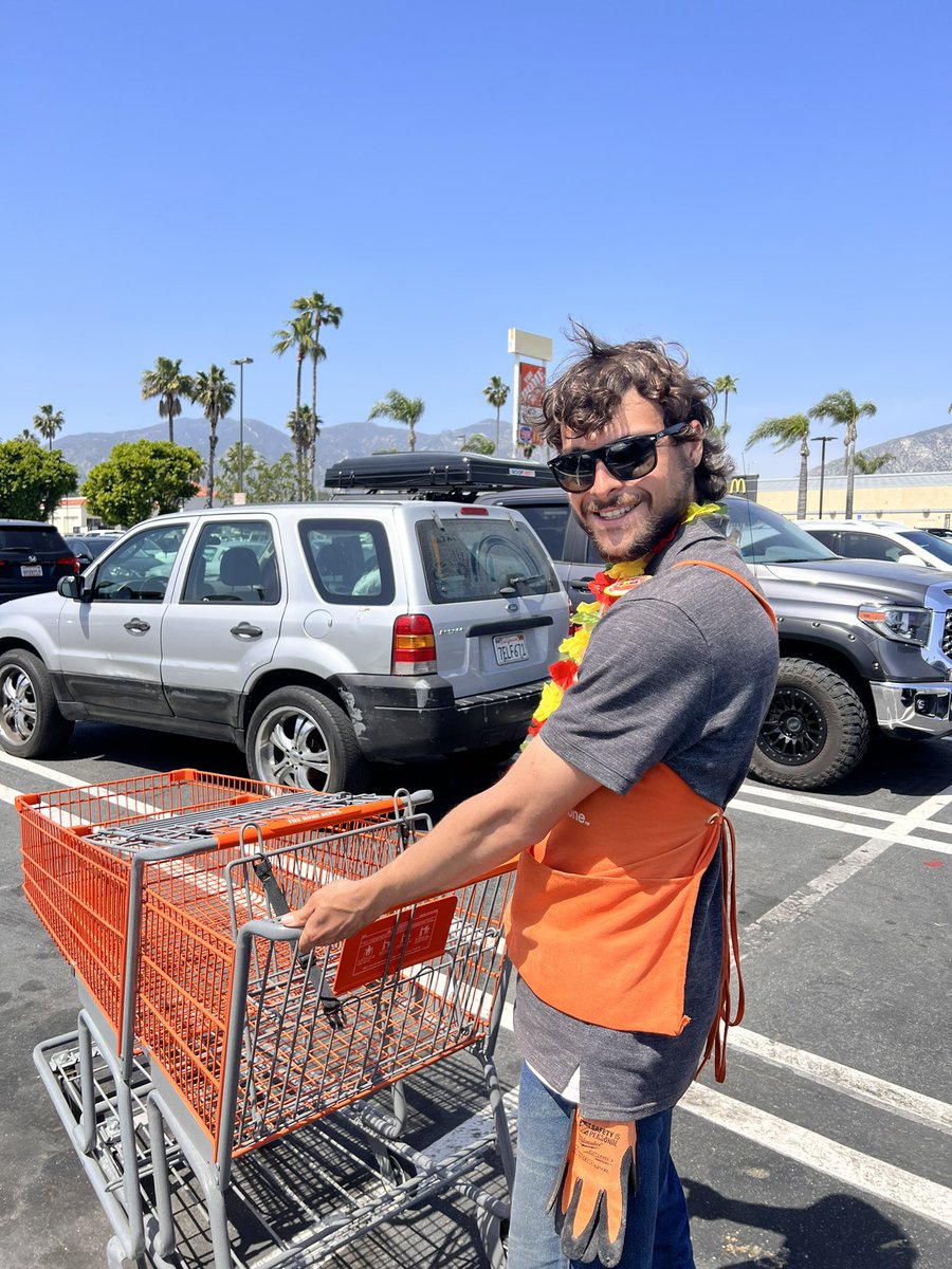 Yaymi16's tweet photo. Oh yeahh! Cashier appreciation week 🥳 at 0609 Hawaii theme  🌺  Tyler lot attendant staying on top of it 🫡 #SanFernando #TheValley #TheHomeDepot #PacSouth https://t.co/8lP0yB9xnM