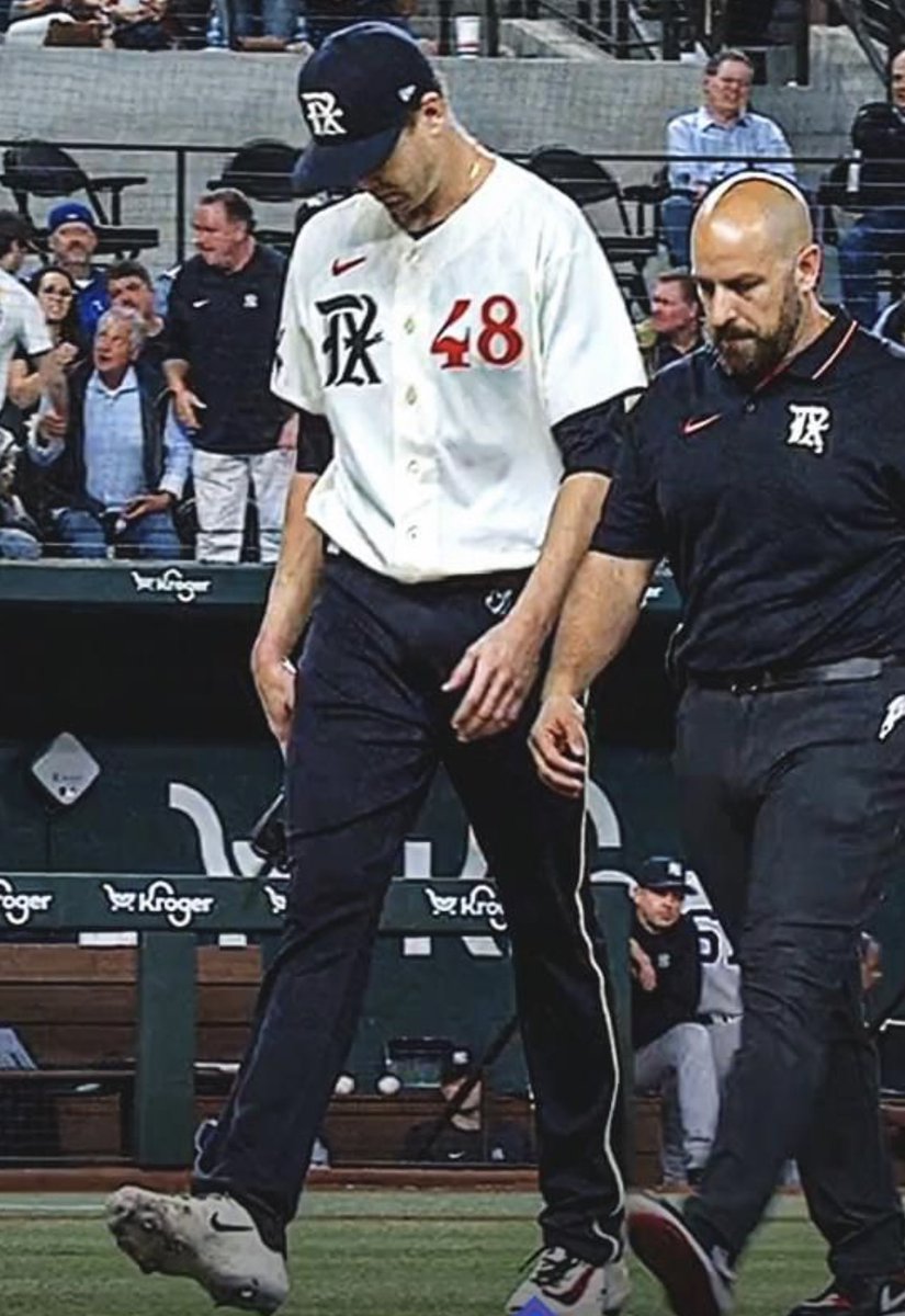 EDSdt1234's tweet photo. Yes deGrom left the game but another story from the game - why are they wearing uniforms that look like pajamas https://t.co/5j0YexEwoh
