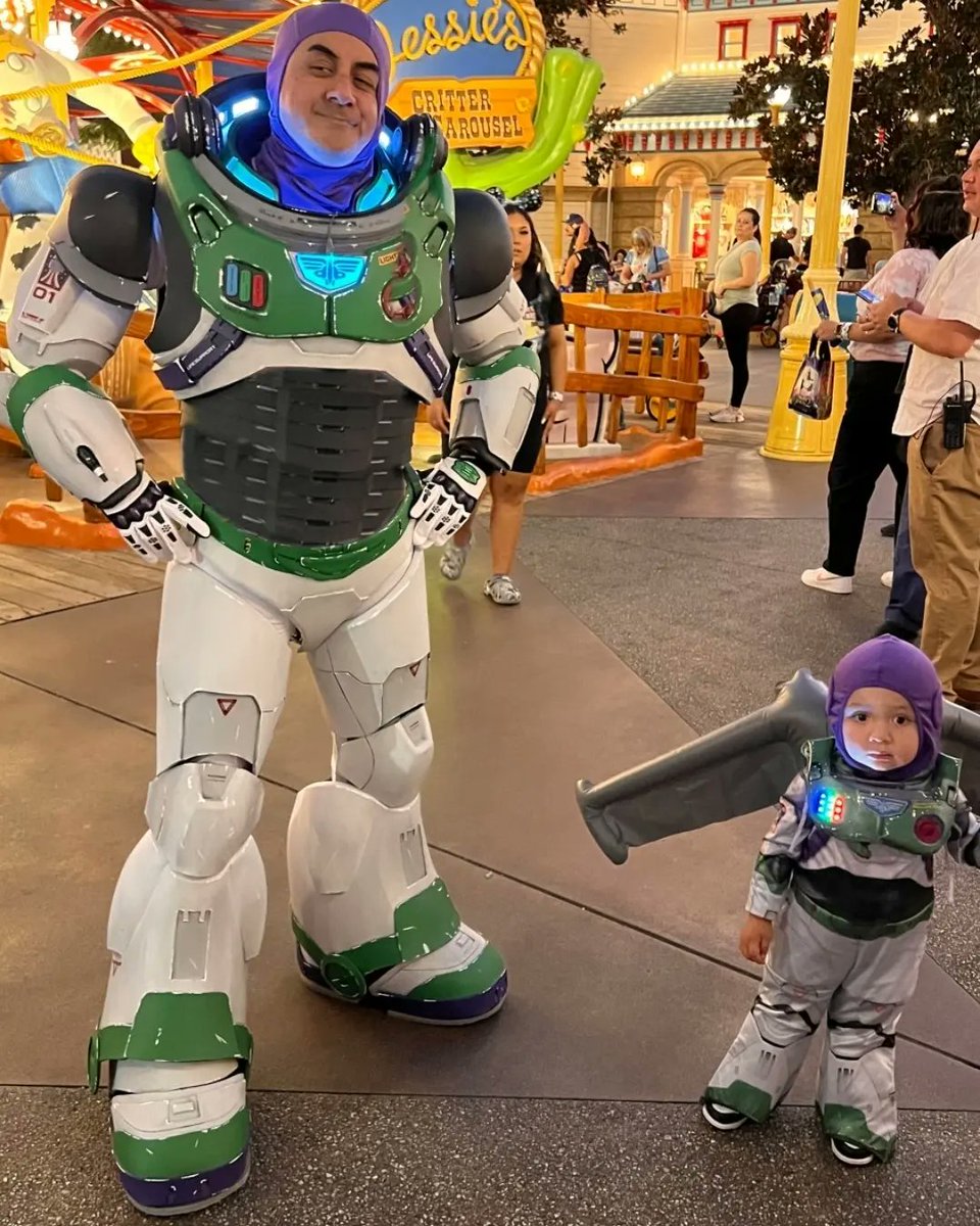ImJasonYbarra's tweet photo. You always have the ability to be a #SuperHero in the eyes of whomever is watching you.
🚀
#SuperHeroDay #NationalSuperHeroDay #Lightyear #LightyearCosplay #BuzzLightyear #BuzzLightyearCosplay #ToyStory #Pixar #Disneyland #Disney #DisneyStyle #Wondercon #D23 #ComicConRevolution https://t.co/YBPgg59JMK