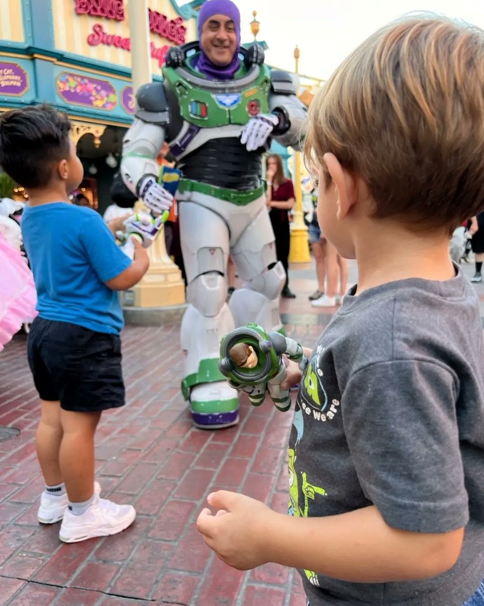 ImJasonYbarra's tweet photo. You always have the ability to be a #SuperHero in the eyes of whomever is watching you.
🚀
#SuperHeroDay #NationalSuperHeroDay #Lightyear #LightyearCosplay #BuzzLightyear #BuzzLightyearCosplay #ToyStory #Pixar #Disneyland #Disney #DisneyStyle #Wondercon #D23 #ComicConRevolution https://t.co/YBPgg59JMK