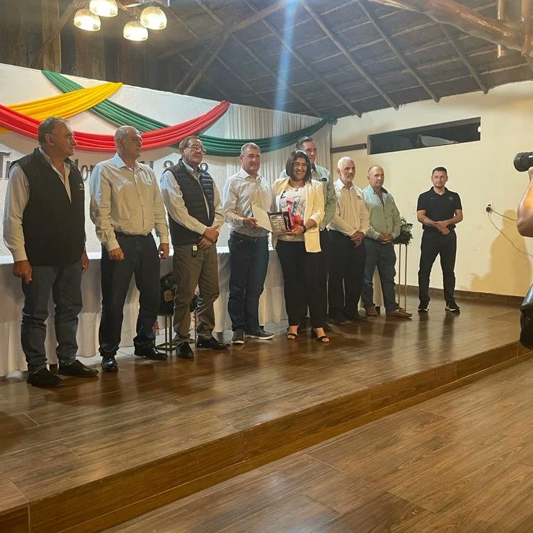 rosasosal8's tweet photo. Conmemorando el Día del Trabajador, esta noche tuve el honor de recibir un reconocimiento por 30 años de trabajo en la Cooperativa Colonias Unidas. 

30 años que han sido una gran historia de trabajo arduo en esta gran institución tan querida en #Itapúa. https://t.co/GhWbWwfLJv