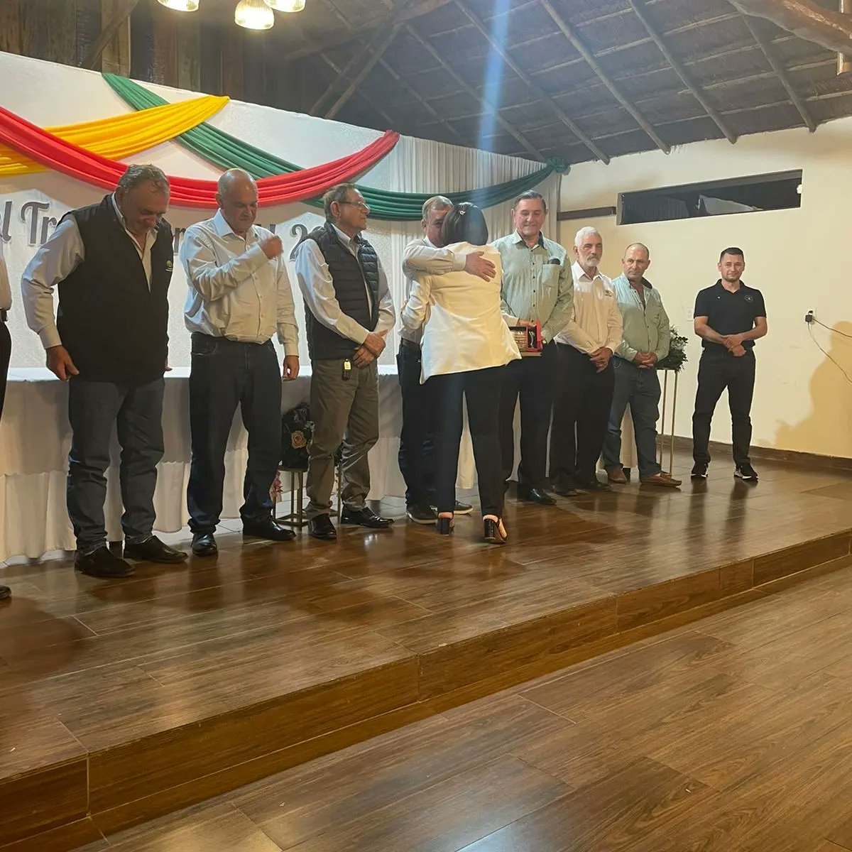 rosasosal8's tweet photo. Conmemorando el Día del Trabajador, esta noche tuve el honor de recibir un reconocimiento por 30 años de trabajo en la Cooperativa Colonias Unidas. 

30 años que han sido una gran historia de trabajo arduo en esta gran institución tan querida en #Itapúa. https://t.co/GhWbWwfLJv