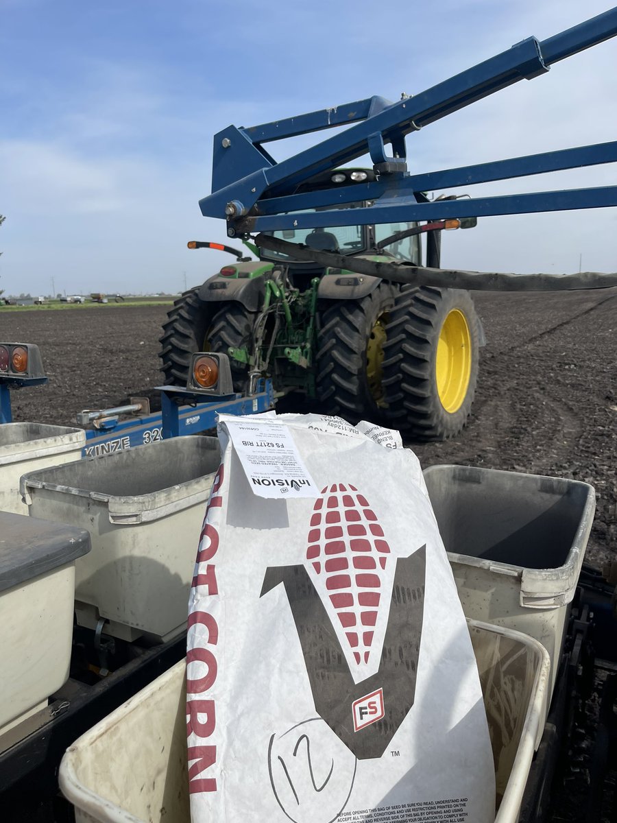 ilsoilnerd's tweet image. Beautiful day to get @InVISION_HiSOY Corn 🌽 plot in with my @BHCCampus East  Campus Agronomy Intern . 26 Varieties with 4 different vendors represented. 
#FSInVision
#Dekalb 
#BHEintern