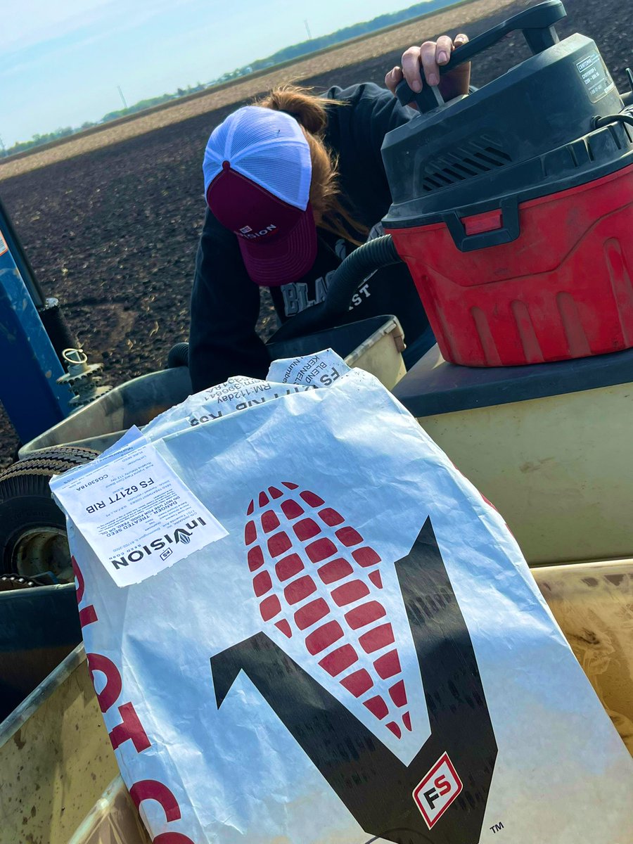 ilsoilnerd's tweet image. Beautiful day to get @InVISION_HiSOY Corn 🌽 plot in with my @BHCCampus East  Campus Agronomy Intern . 26 Varieties with 4 different vendors represented. 
#FSInVision
#Dekalb 
#BHEintern
