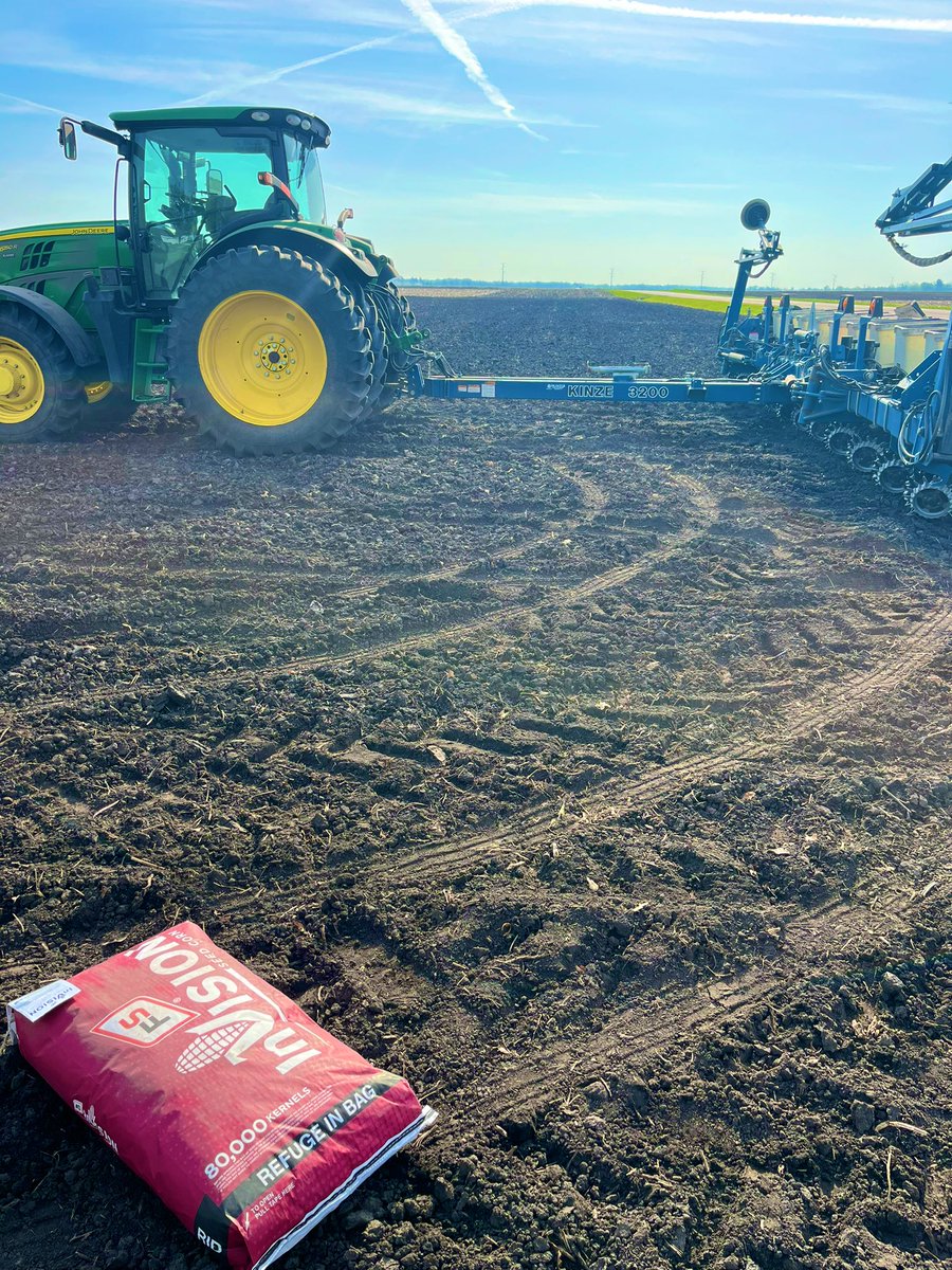 ilsoilnerd's tweet image. Beautiful day to get @InVISION_HiSOY Corn 🌽 plot in with my @BHCCampus East  Campus Agronomy Intern . 26 Varieties with 4 different vendors represented. 
#FSInVision
#Dekalb 
#BHEintern
