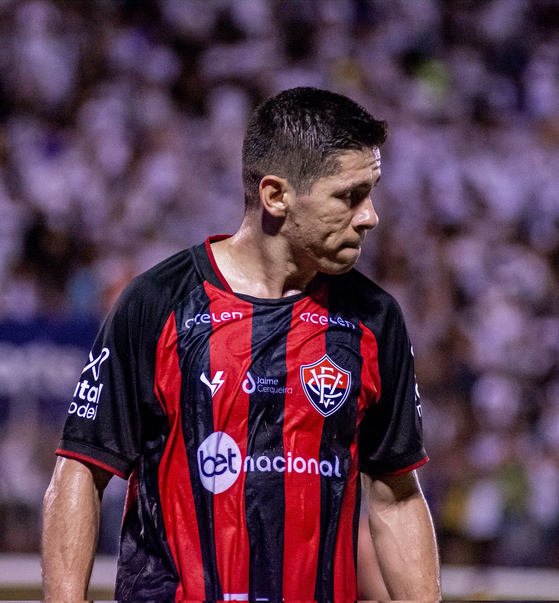 jogueinovitoria's tweet photo. Com 36 anos, Osvaldo é o líder técnico do Vitória na Série B. Nos últimos 10 jogos, são 7 participações em gol. Eu fui contra a vinda dele, mas, no futebol, o sabor de queimar a língua é doce. Viva o Velho!

📸| Victor Ferreira https://t.co/DF6qdICQRJ