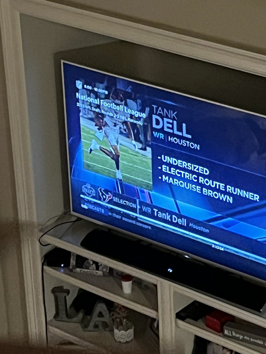 Did this just happen???? A <a href="/UHCougarFB/">Houston Football</a> player to the <a href="/HoustonTexans/">Houston Texans</a>!!! #GoCoogs