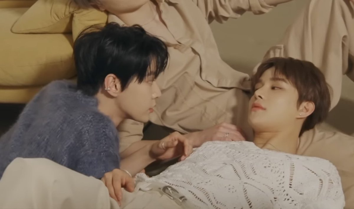 키스해봤어?
해볼래?
뻔한 멘트하면서 입술 부딪칠 거 같으세요