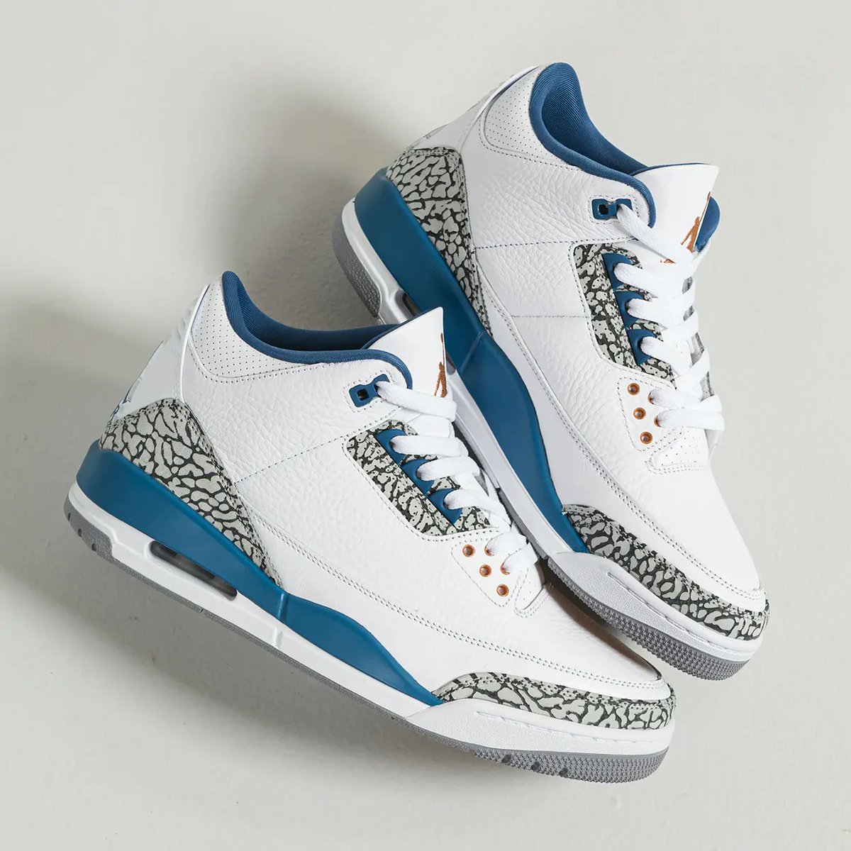 SneakerShouts's tweet photo. Release Reminder 🗓 
Air Jordan 3 Retro "Wizards" drops at 10am EST. (4/29) 

BUY HERE: https://t.co/UH0WtBz3pi https://t.co/C7SKrDKrde