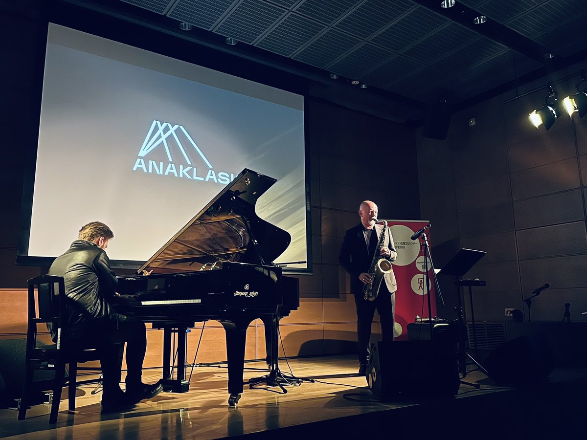 DanielCichyPWM's tweet photo. Wystartowaliśmy! Projekt #AnaklasisInJapan rozkręca się w najlepsze! #Orzechowski #Pierończyk #Więcek w @PLinTokyo / @PLInst_Tokyo zagrali materiał z płyt z serii #Revisions. Polski jazz zachwycił dziennikarzy, menadżerów, wydawców, artystów, dystrybutorów. Dziś ciąg dalszy! https://t.co/PsrM9OLY3s