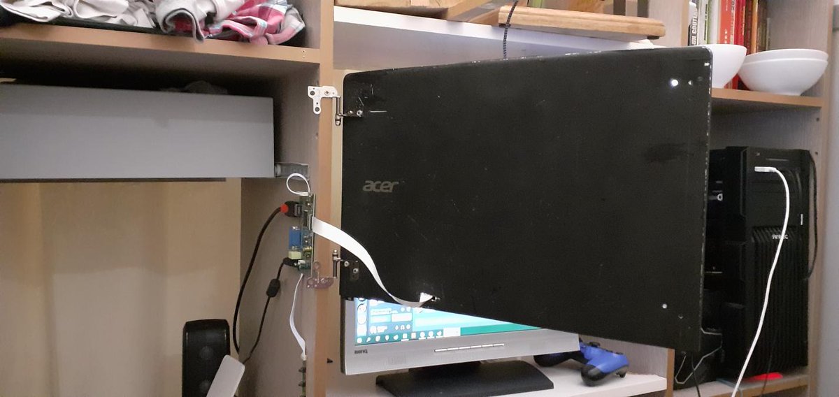 BoiteCubi's tweet photo. Quand je repense au setup que j'avais il y a 2-3 ans... J'avais pris l'écran de mon ancien pc portable pour m'en faire un 2em écran ptdrrrr
Pour le hardware ça devait tourner avec une 750ti et un i3 6300 de souvenir. https://t.co/D3MkH9exTO