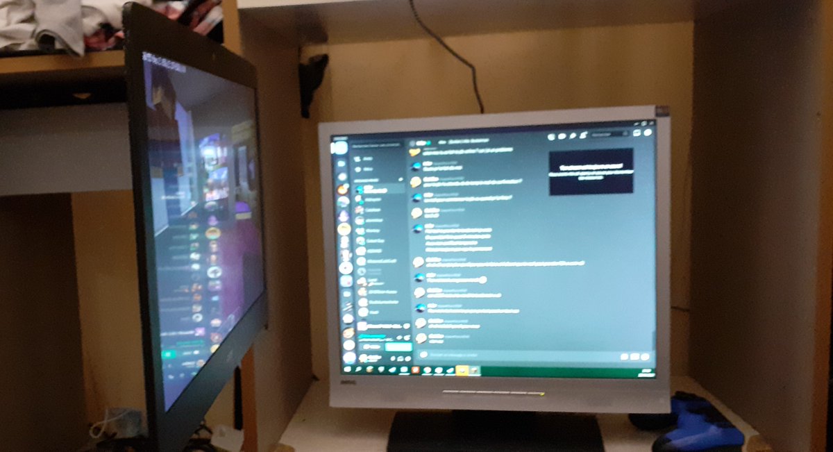 BoiteCubi's tweet photo. Quand je repense au setup que j'avais il y a 2-3 ans... J'avais pris l'écran de mon ancien pc portable pour m'en faire un 2em écran ptdrrrr
Pour le hardware ça devait tourner avec une 750ti et un i3 6300 de souvenir. https://t.co/D3MkH9exTO
