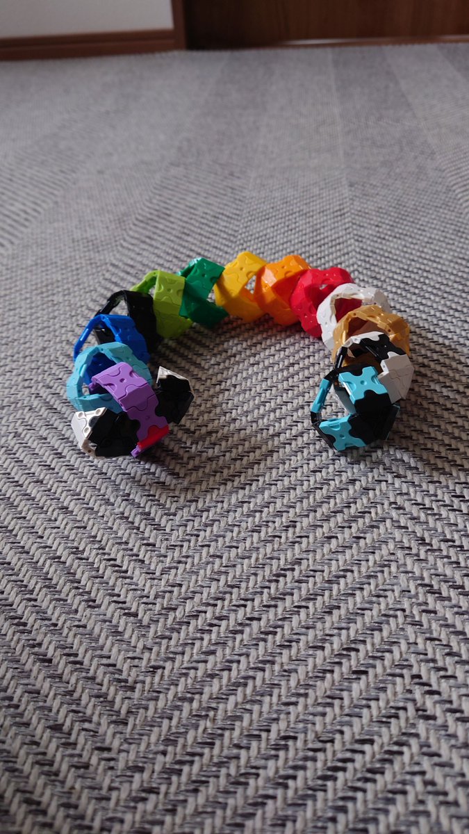Mindyowame's tweet photo. ニックネーム　laq博士になりたい
タイトル　巨大イモムシ
年齢 6歳

ガチャガチャ動きます
丸くなります。
@LaQbl
#2023年4月LaQ芸術祭 https://t.co/zyCIbYn0lZ