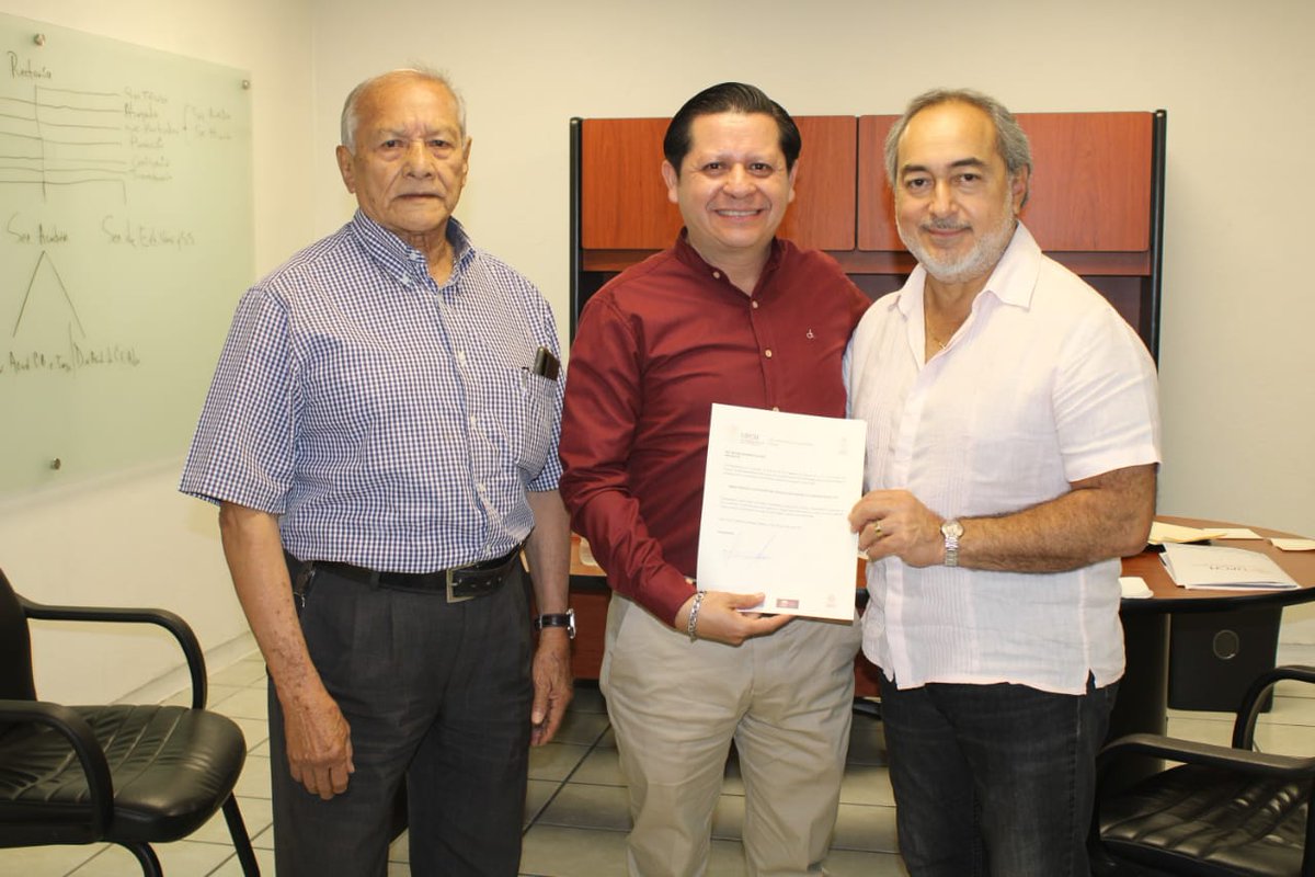 Con mucho entusiasmo recibí mi nombramiento de parte de nuestro Rector de la Universidad Popular de la Chontalpa, Dr. Ariel Enrique Cetina Bertrui. Me siento honrado por está distinción y por regresar 20 años después a mi Alma Mater. Hoy toca dar todo para mi casa de estudios.