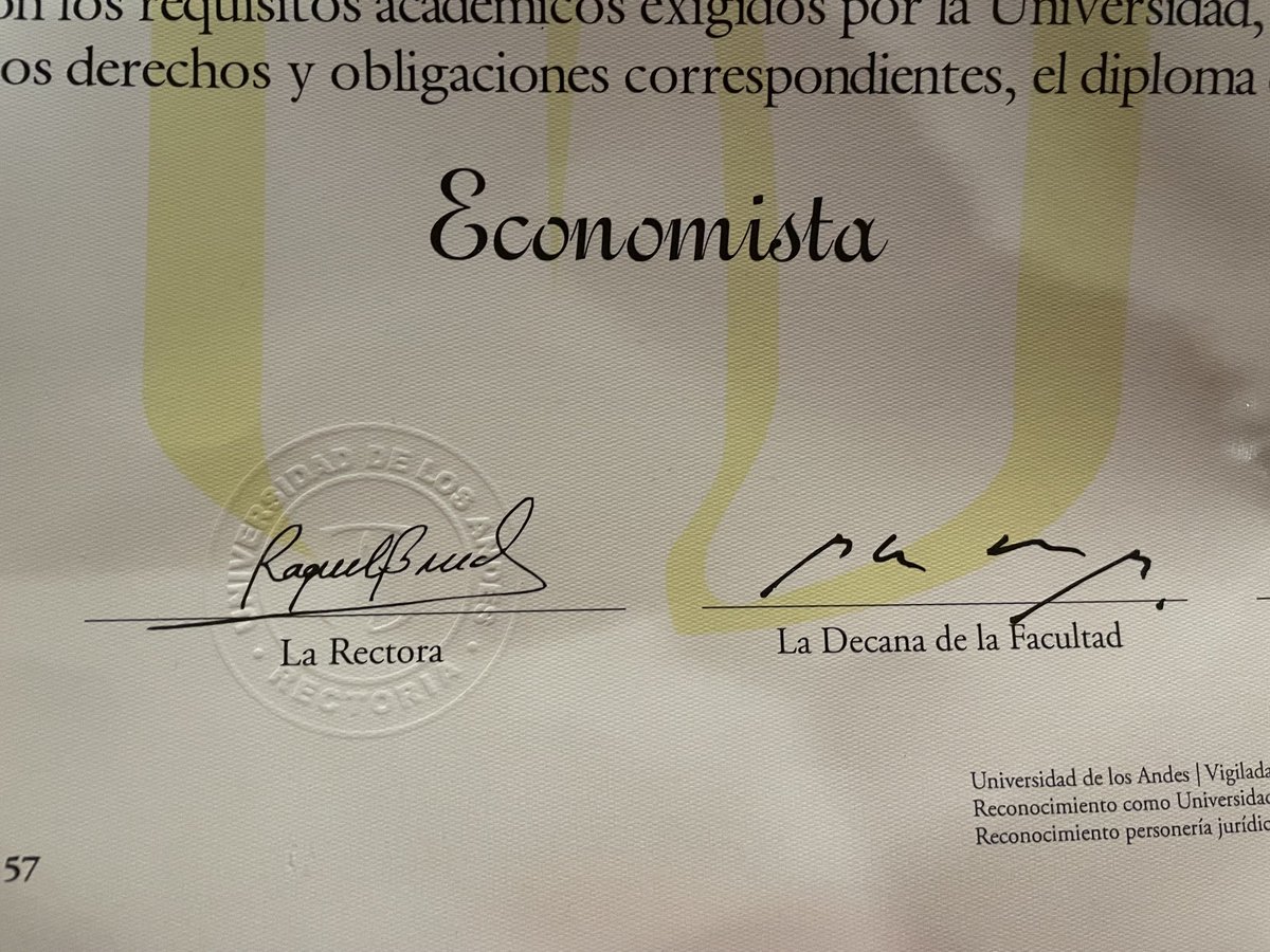 CorchueloAle's tweet photo. Qué orgullo que en mi familia tengamos dos mujeres firmando diploma de egresados 💪🏼 https://t.co/J8DfisfMdR