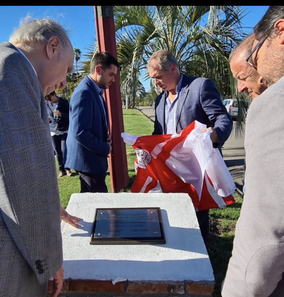 En el día de hoy se procedió a la colocación de una linda placa por parte del Gob. Departamental, donde se contó con la presencia del Ex Presidente <a href="/JMaSanguinetti/">Julio Ma Sanguinetti</a>, Intendente <a href="/g_lopezmendez/">Guillermo López M</a> autoridades nacionales, Departamentales y del <a href="/pc_ced_florida/">Partido Colorado CED Florida</a> además de vecinos y amigos.